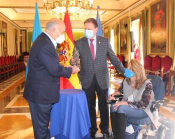 El Alcalde entrega a Joaquín Pixán el Premio Nacional de Folclore ‘Eduardo Martínez Torner'